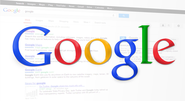 Barevné logo vyhledávače Google na pozadí stránky s výsledky vyhledávání jako ilustrace SEO a organické návštěvnosti.